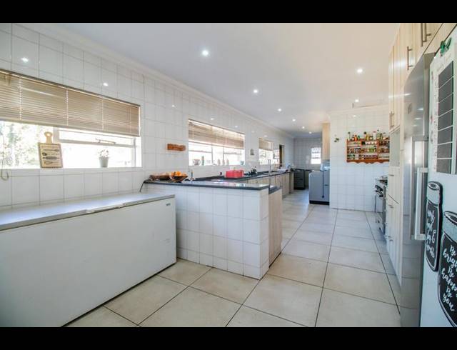 9 BEDROOM PROPERTY TO RENT IN VAN RIEBEECK PARK